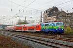 111 074  Hilde  DB mit Dostos-Überführung in Wuppertal Oberbarmen, am 19.11.2022.
