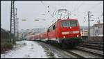 Die 111 067-5 fährt mit dem Doppelstockzug (TRI-Ersatzzug für Go-Ahead BW) am 18.12.2022 in Würzburg auf dem Weg nach Stuttgart aus dem Hbf.