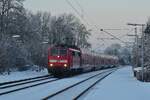Im Morgengrauen um kurz nach 8 Uhr kommt 111 168-1 mit dem RE9 durch den alten Haltepunkt Eschweiler Nothberg gen Köln gefahren.