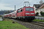 Im Ersatzzugdienst für GoAhead ist die 111 067-5 mit ihrem  RE8 hier bei Züttlingen  gen Stuttgart Hbf unterwegs am Mittag des 29.1.2023