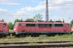 DB 111 141-8 in einem Lokzug vom DB Stillstandsmanagement Karsdorf nach Opladen, am 13.07.2022 in Naumburg (S) Hbf.
