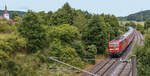111 075 legte sich am 24.6.13 mit einem RE nach Stuttgart bei km 76,2 neben Oberampfrach in die Kurve.
