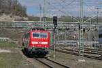 Am 04.04.2023 werden die Wagen des RE 5 / 4213 von 111 125 von Stuttgart nach Friedrichshafen gezogen. Aufnahme vom Ende das Bahnsteigs des Bahnhofs Biberach (Riß).