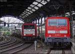 185 596 mit einem Gz bei der Durchfahrt neben 111 158 die mit dem RE10433 nach Dortmund bereitsteht in Aachen Hbf 11.8.2009