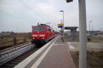 Samstag spätnachmittag kommt durch die Baustelle in Allerheiligen die 111 111 mit einem RE7-Ersatzzug nach Köln, der aus N-Wagen besteht.