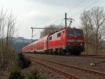 Am 15.04.2012 kurzvor Betzdorf/Sieg: Der RE 9 (Rhein-Sieg-Express) im Sandwich fährt Richtung Siegen, gezogen von 111 016 und geschoben von 111 012.