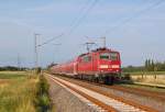 Kurz hinterm Bahnübergang Am Chur in Wickrathhahn ist die  111 016 mit einem RE4 Zug nach Dortmund unterwegs......am Abend des 9.7.2012