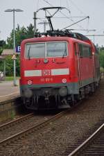 Einen RE4 schiebend ist die  111 011-3 in Rheydt an Gleis 2 stehend zu sehen.