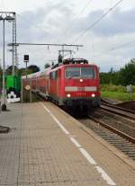 Am Dienstagabend den 10.9.2013 kommt die 111 013-9 mit einem Dostockzug als RE4 in Rheydt Hbf auf Gleis 4 eingefahren auf ihrem Weg nach Aachen Hbf.