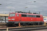 DB Lok 111 032-9 steht auf einem Abstellgleis beim badischen Bahnhof.