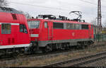 111 100-4 wurde hinter den Steuerwagen gespannt und leistet der Zuglok 111 191-3 Unterstützung – hier bei der Einfahrt in den Bahnhof Dortmund-Hörde auf Gleis 1.