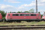 DB 111 166-5 in einem Lokzug vom DB Stillstandsmanagement Karsdorf nach Opladen, am 13.07.2022 in Naumburg (S) Hbf.