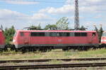 DB 111 167-3 in einem Lokzug vom DB Stillstandsmanagement Karsdorf nach Opladen, am 13.07.2022 in Naumburg (S) Hbf.