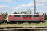 DB 111 078-2 in einem Lokzug vom DB Stillstandsmanagement Karsdorf nach Opladen, am 13.07.2022 in Naumburg (S) Hbf.