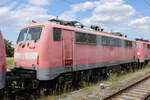 DB 111 162 in einem Lokzug vom DB Stillstandsmanagement Karsdorf nach Opladen, am 13.07.2022 in Naumburg (S) Hbf.