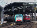 Laut polternd zieht 186 211 am 20.11.2010 einen Kesselzug auf Gleis 5 durch den Aachener Hbf.
