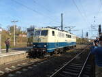 DB 111 174-9 als Tfzf nach Eisenach, am 30.10.2021 in Neudietendorf. Sie kam zuvor mit dem Nostalgiezugreisen Sonderzug DPE 349 aus Hamburg-Harburg. 