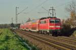 Die 111 008 schiebt hier zwischen Neuss und Osterath einen RE7 nach Krefeld am Sonntag den 23.11.2014