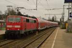 Am Sonntag den 21.12.2014 ist die 111 112 mit einem RE4 nach Aachen Hbf in Rheydt zusehen, als sie den Bahnhof verlässt.