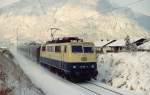 Anfang Januar 1979 ist die damals noch nagelneue 111 109-5 mit einem Nahverkehrszug nach Innsbruck in Garmisch-Partenkirchen unterwegs