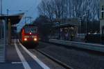 In der Abenddämmerung des heutigen Tages kommt die 111 037-8 mit ihrem RE4-Verstärkerzug durch Kleinenbroich gen Aachen gefahren.20.1.2015