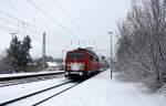 111 116 DB kommt bei Schnee  die Kohlscheider-Rampe auf dem falschen Gleis hoch aus Richtung Neuss,Herzogenrath mit einem RE4 aus Dortmund-Hbf nach Kohlscheid und fährt in Kohlscheid ein und
