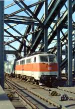 111 122 mit SE 3017 (Aachen Hbf–Bielefeld Hbf) am 08.10.1995 auf der Hohenzollernbrücke in Köln