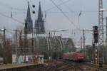 111 150 schiebt am 21.2.15 einen RE aus Dortmund über die Kölner Hohenzollernbrücke.