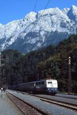 Im September 1986 fährt DB 111 029-5 mit einem Schnellzug durch den Bahnhof Werfen, Hintergrund das Tennengebirge