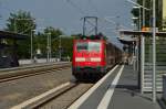 Nachschuß auf einen RE4 nach Dortmund, der von der 111 117 geschobene Zug ist hier in Kleinenbroich zu sehen.27.5.2015