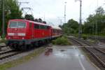 111 067-5 verlässt bei bescheidenem Wetter am 30.05.2015 mit Regionalexpress Richtung Nürnerg den Bahnhof Crailsheim