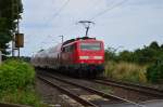 Nachschuß auf die schiebende 111 076, die hier bei Tilmeshof gen Krefeld einen RE7 bringt am Sonntag den 26.7.2015