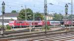 Blick nach Norden auf drei Loks im Bahnhof Ansbach am 25.7.08: 111 164 stand mit einer RB auf Gleis 1, 101 039 mit einem IC nach Karlsruhe auf Gleis 2 und eine unbekannte 112er auf Gleis 3.