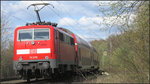 Die 111 076 schiebt den Wupper Express (RE 4) durch den Gleisbogen bei Rimburg.