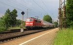111 156 DB  kommt die Kohlscheider-Rampe hoch aus Richtung Neuss,Herzogenrath mit einem RE4 Verstärkerzug aus Düsseldorf-Hbf nach Aachen-Hbf und fährt durch Kohlscheid in Richtung