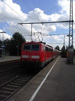 Mit einem RE 4 Verstärkerzug schiebt die 111 028 aus dem Rheydter Hbf nach Aachen Hbf aus.29.7.2016