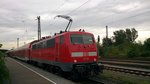 111 105-3 schiebt den Rhein-Haard-Express RE2 am Abend des 02.09.2016 (19:30 Uhr) Richtung Münster.