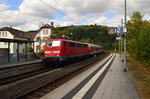 Gegen 15:21 Uhr durchfährt die 111  133-5 mit einem RE nach Heilbronn den HP Neckargerach in Richtung Mosbach, dem nächsten Halt auf der Strecke für den Zug.
