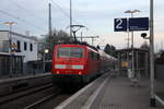 Ein Nachschuss von der 111 158 DB  schiebt den RE4 aus Aachen-Hbf nach Dortmund-Hbf und kommt aus Richtung