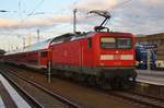 112 119 schiebt am Abend des 11.3.2017 den RE3 (RE3352) von Berlin Hauptbahnhof (tief) nach Schwedt(Oder) in den Bahnhof Berlin Lichtenberg.