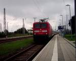 BR112 mit einem IC aus Leipzig bei der Einfahrt im Bahnhof Warnem�nde