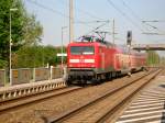 112 117-7 f�hrt mit ihrem werkt�glichen Entlastungszug, bestehend aus 3 Dostos in den Hp Prizier ein.