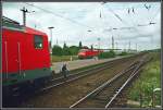 W�rend auf der 112 158 die Lokf�hrer gewechselt wurden, f�hrt auf dem Nebengleis die 120 122 mit einem InterCity nach Norddeich Mole durch.