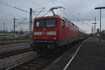 Am Zugschluß der RB 19130 ist die 112 139 zu sehen.