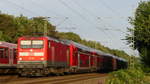 Eine Baureihe 112 zieht eine Doppelstockwagen-Garnitur mit beidseitigem Steuerwagen als RE70 Hamburg - Kiel durch Halstenbek.