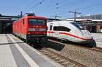 112 122 trifft am 19.4.2019 mit dem RE3 (RE3310) von Lutherstadt Wittenberg Hauptbahnhof nach Stralsund Hauptbahnhof in Berlin Gesundbrunnen auf 412 008 (5812 008-1) als ICE694 von Stuttgart