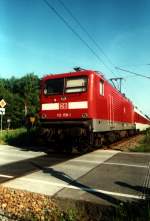 112 158 f�hrt am Sp�tnachmittag des 9.7.2002 mit ihrem Nachtzug Richtung S�den aus dem Ostseebad Binz auf R�gen.