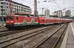 112 108 schiebt am 31.05.2019 die RB19106 von Stuttgart Hauptbahnhof nach Osterburken aus dem Startbahnhof.