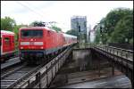 RE 21014 F�hrt In Den Bahnhof Dammtor Ein Und F�hrt Weiter Nach Kiel-Hbf Daneben BR 472 Der S-Bahn Hamburg 07.07.07