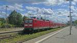 Der RE5 nach Stralsund Hbf, gezogen von 112 123 in Neustrelitz Hbf.